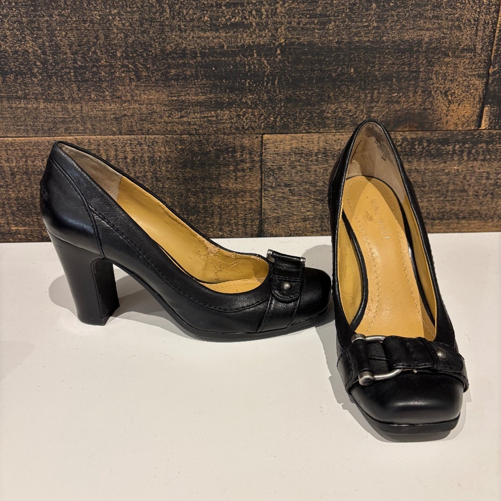 Nine West size 5 black leather shoes with buckle detail